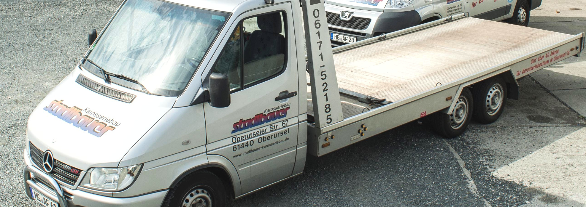 Bild zeigt den einsatzbereiten Abschleppwagen auf dem Hof stehen